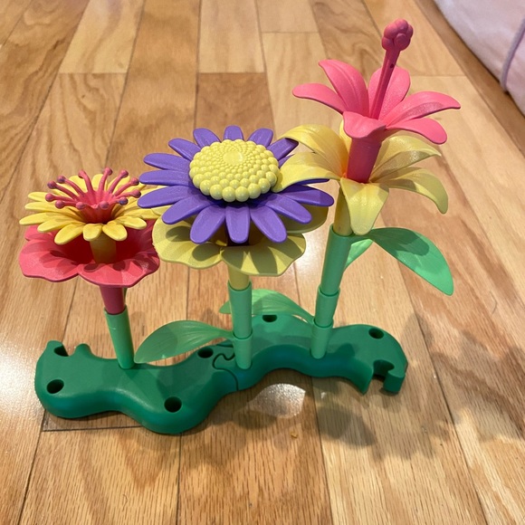 Designer Toy Stacking Flowers (Building Set) Girls or Boys - Perfect for Travel - Picture 2 of 2
